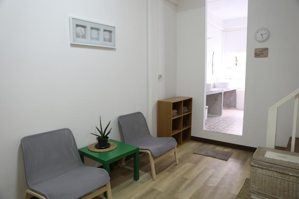 Green Home Hostel And Massage Bangkok Esterno foto